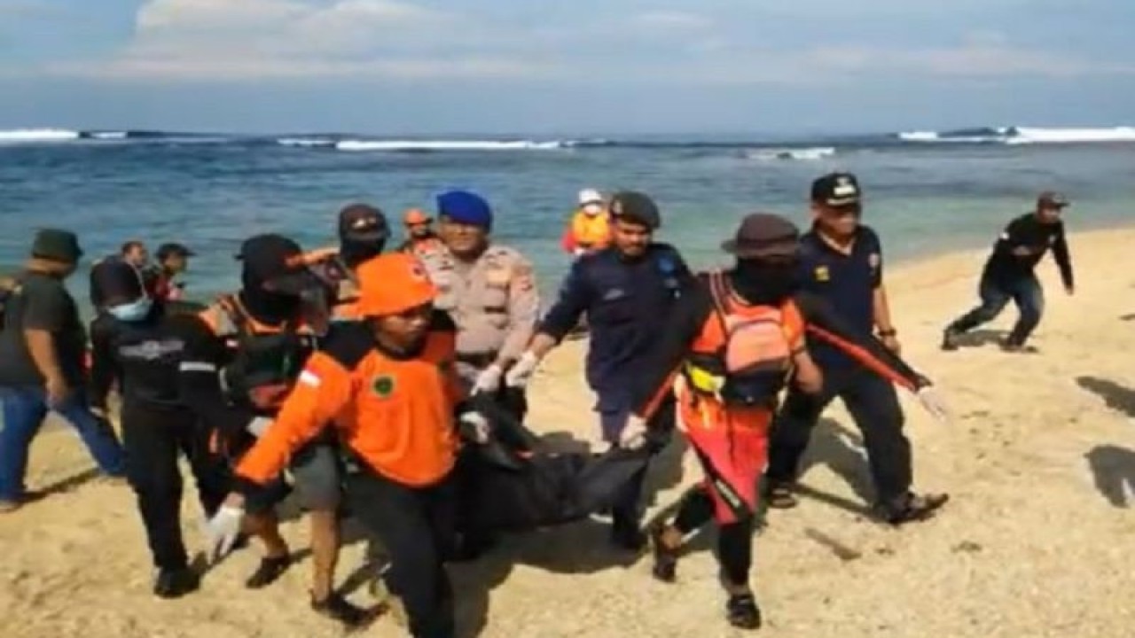 Tim SAR gabungan saat mengevakuai jasad Rifki Baihaki (18) wisatawan asal Bogor yang tenggelam di Pantai Pasir Putih Pangumbahan, Kecamatan Ciracap, Kabupaten Sukabumi, Jabar pada Rabu, (29/3). Antara/Aditya Rohman