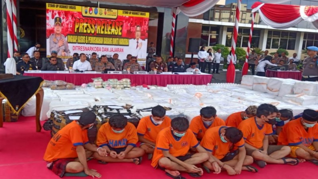Kapolda Jatim Inspektur Jenderal Polisi Toni Harmanto (empat dari kiri) saat merilis pengungkapan narkoba yang dilakukan selama tiga bulan yakni Januari hingga 21 Maret 2023 di Mapolda setempat, Selasa (21/3/2023). (ANTARA/HO-Bidhumas Polda Jatim)