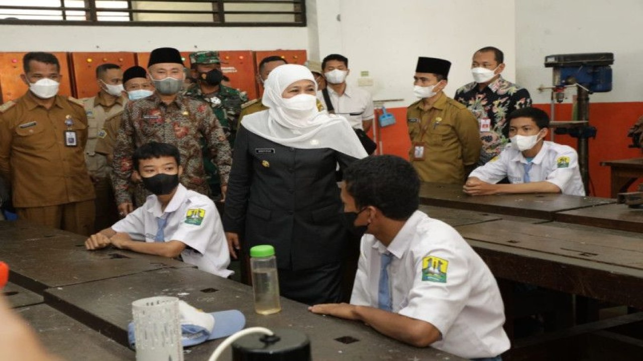 Arsip - Gubernur Jawa Timur Khofifah Indar Parawansa saat melihat pelaksanaan ujian di sebuah sekolah. (ANTARA/HO-Biro Adpim Jatim)