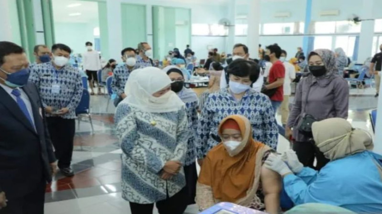 Arsip - Gubernur Jatim Khofifah Indar Parawansa saat meninjau pelaksanaan vaksinasi COVID-19 bagi lansia di Surabaya beberapa waktu lalu. ANTARA/HO-Biro Adpim Jatim
