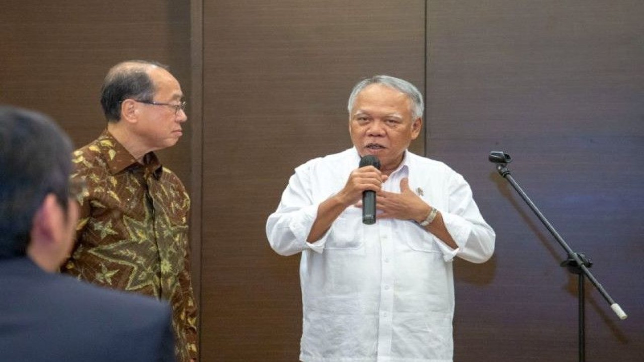Menteri PUPR Basuki Hadimuljono menyambut kunjungan delegasi dari Jepang yang dipimpin oleh Advisor, The Building Center of Japan Senior Advisor, Japan Bank for International Cooperation (JBIC) Dr Hiroto Izumi. ANTARA/HO - Kementerian PUPR