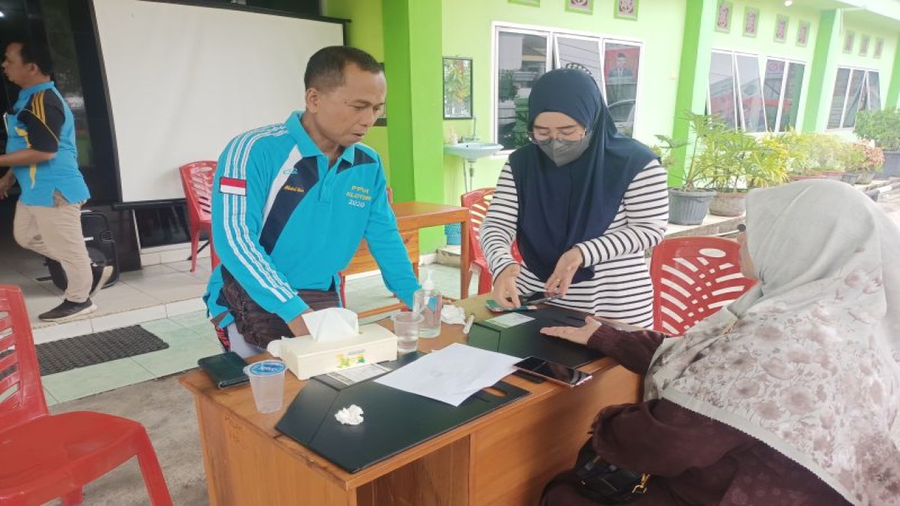 Petugas Kantor Kemenag OKU membantu JCH melakukan perekaman visa biometrik, Jumat. (ANTARA/Edo Purmana/23)