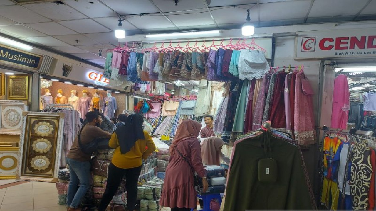 Situasi salah satu kios di Blok A Pasar Tanah Abang, jelang Ramadhan, di Jakarta Pusat, Selasa (21/3/2023). ANTARA/Mentari Dwi Gayati