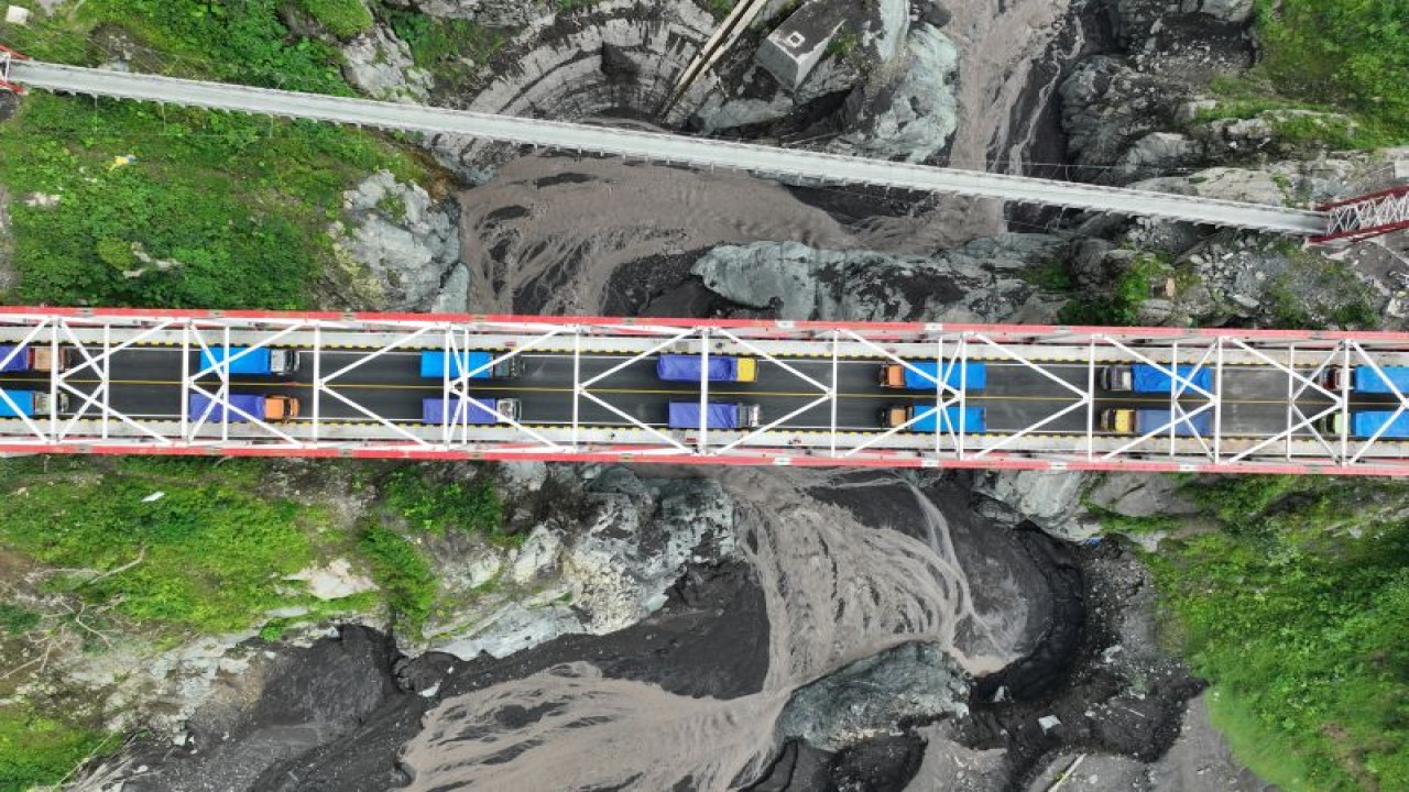 Balai Besar Pelaksanaan Jalan Nasional (BBPJN) Jawa Timur-Bali melakukan uji pembebanan Jembatan Besuk Koboan. ANTARA/HO- BBPJN Jawa Timur-Bali.