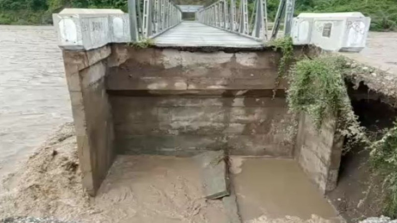 Kondisi jembatan Termanu di Kabupaten Kupang Provinsi Nusa Tenggara Timur yang rusak akibat diterjang air banjir, Jumat (3/3) (ANTARA/HO-BPBD Kabupaten Kupang)
