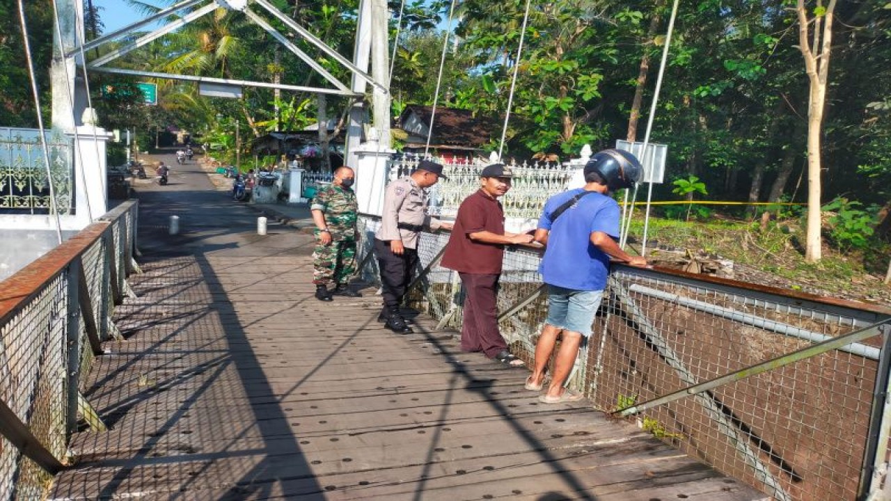 Kondisi Jembatan Duwet, Kabupaten Kulon Progo, setelah talut ambrol. (ANTARA/HO-Humas Polres Kulon Progo)