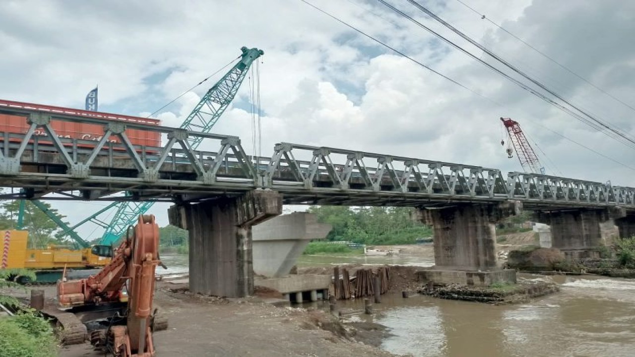 Alat berat dikerahkan untuk mempercepat pembangunan jembatan baru disamping jembatan Ngujang I lama di Ngujang, Ngantru, Tulungagung, Senin (27/3/2023)