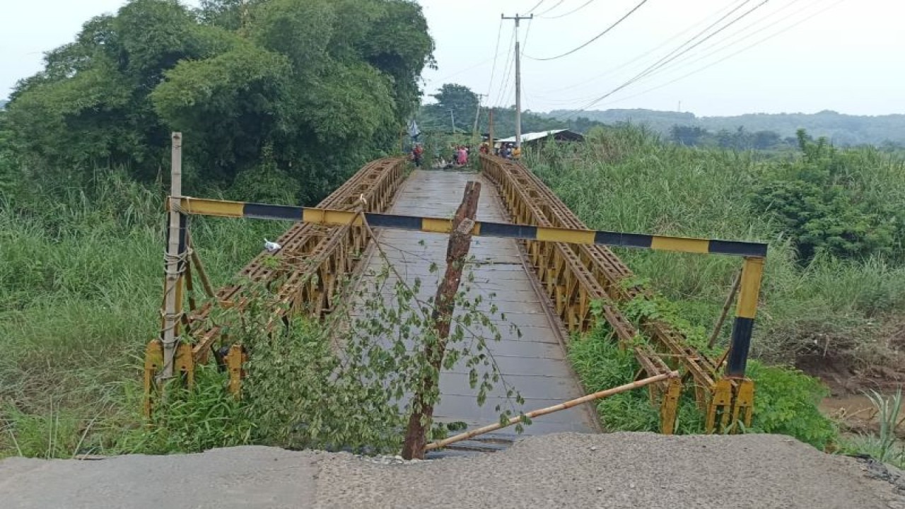 Jembatan amblas. (ANTARA/HO-Pemkab Purwakarta)