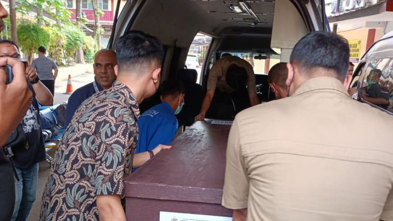 Sejumlah petugas tengah memasukkan jenazah Hardito (20) ke dalam ambulans di Rumah Sakit Polri, Kramat Jati, Jakarta Timur, Jumat (10/3/2023). Hardito merupakan salah satu korban kebakaran Depo Pertamina Plumpang, Koja, Jakarta Utara, pada Jumat (3/3) lalu. ANTARA/Syaiful Hakim