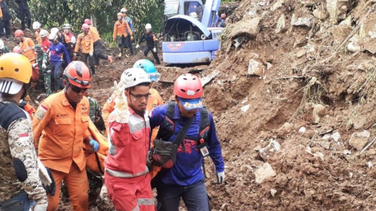 Petugas menggotong jenazah korban longsor di Kelurahan Empang, Kecamatan Bogor Selatan, Jumat (17/3/2013). (ANTARA/HO/BPBD Kota Bogor)