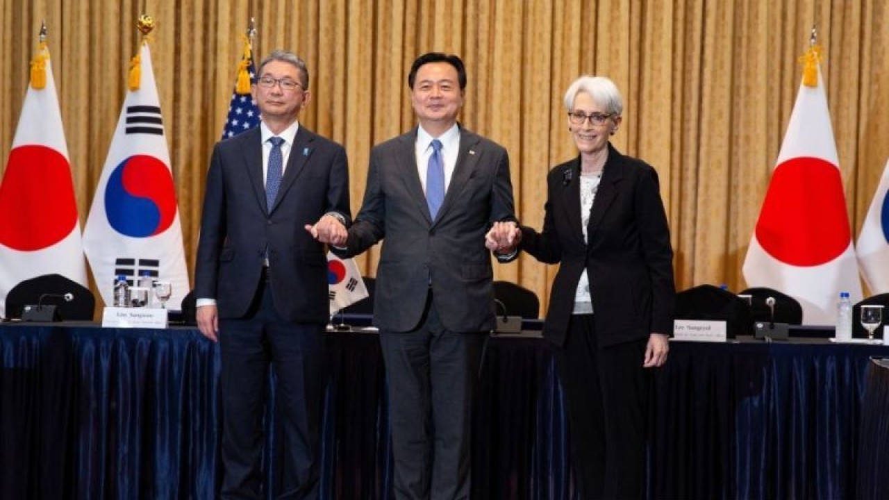 Ilustrasi - Wakil Menlu Jepang Takeo Mori, Wakil Menlu Pertama Korsel Cho Hyun-dong dan Wakil Menlu AS Wendy Sherman berfoto sebelum pertemuan mereka di Seoul, Korea Selatan, 8 Juni 2022. (ANTARA/Jeon Heon-Kyun/Reuters/as)