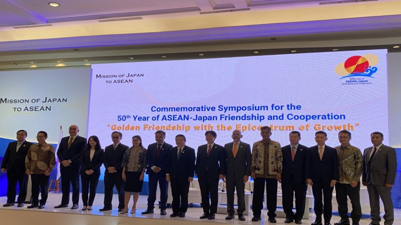 Para pembicara dan tamu kehormatan berfoto bersama dalam acara Simposium 50 tahun Persahabatan ASEAN-Jepang yang digelar di Jakarta, Senin (13/2/2023). (ANTARA/Shofi Ayudiana)