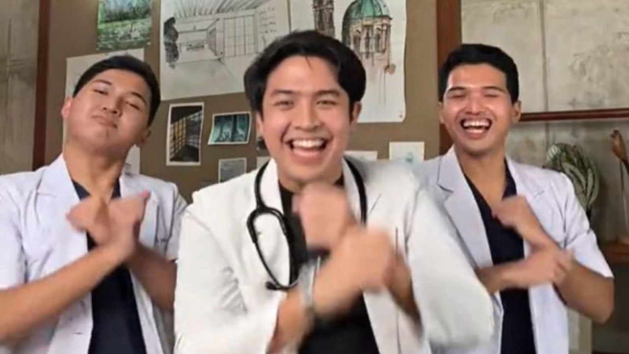 Tangkapan layar Influencer Jerom Polin (tengah) bersama dua mahasiswa Kedokteran Universitas Indonesia membuat konten berjoget di media sosial TikTok, Rabu (1/3). (TikTok/Jerome Polin)