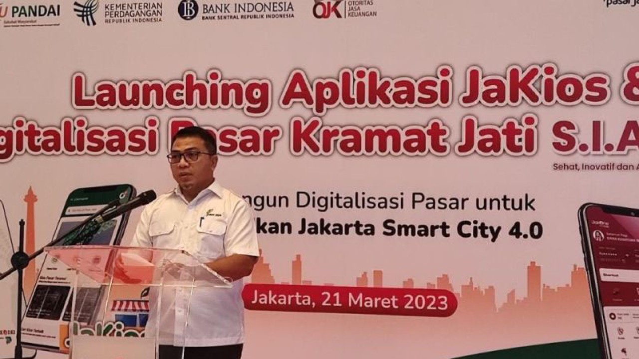 Direktur Utama Perumda Pasar Jaya Tri Prasetyo saat peluncuran aplikasi JaKios di Pasar Kramat Jati, Jakarta Timur, Selasa (21/3/2023). ANTARA/Syaiful Hakim