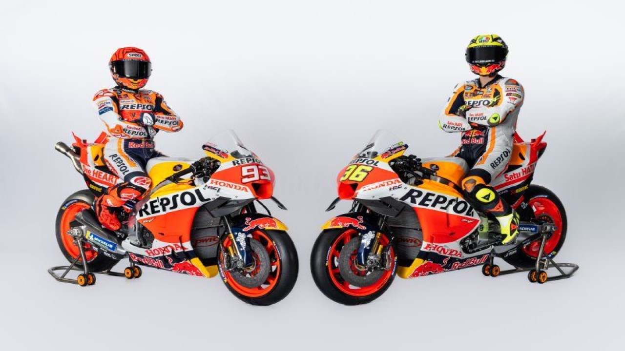 Arsip Pebalap tim Repsol Honda Marc Marquez (kiri) dan Joan Mir (kanan) menunggangi motor baru mereka untuk MotoGP 2023. (HO via Honda Racing Corporation)