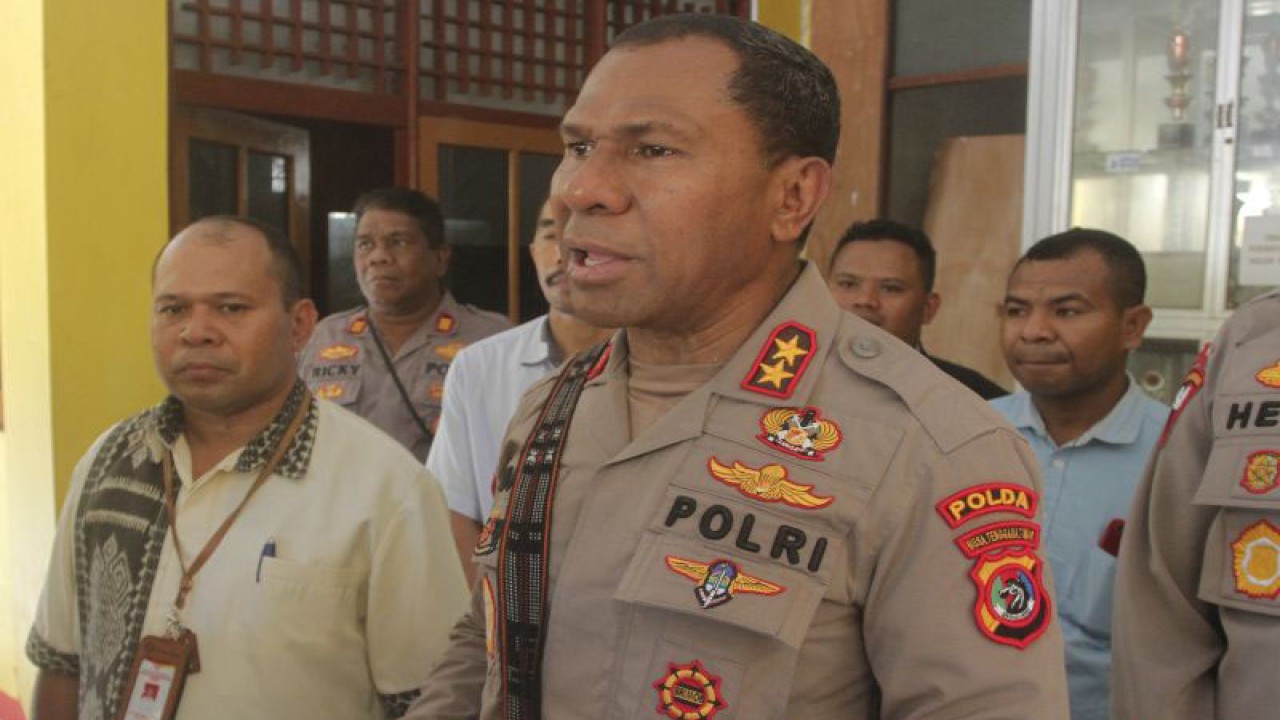 Kepala Kepolisian Daerah Nusa Tenggara Timur Irjen Pol Johanis Asadoma ketika memberikan keterangan kepada wartawan di Kupang terkait pakaian bekas impor di Kupang, Jumat (24/3). ANTARA/Kornelis Kaha