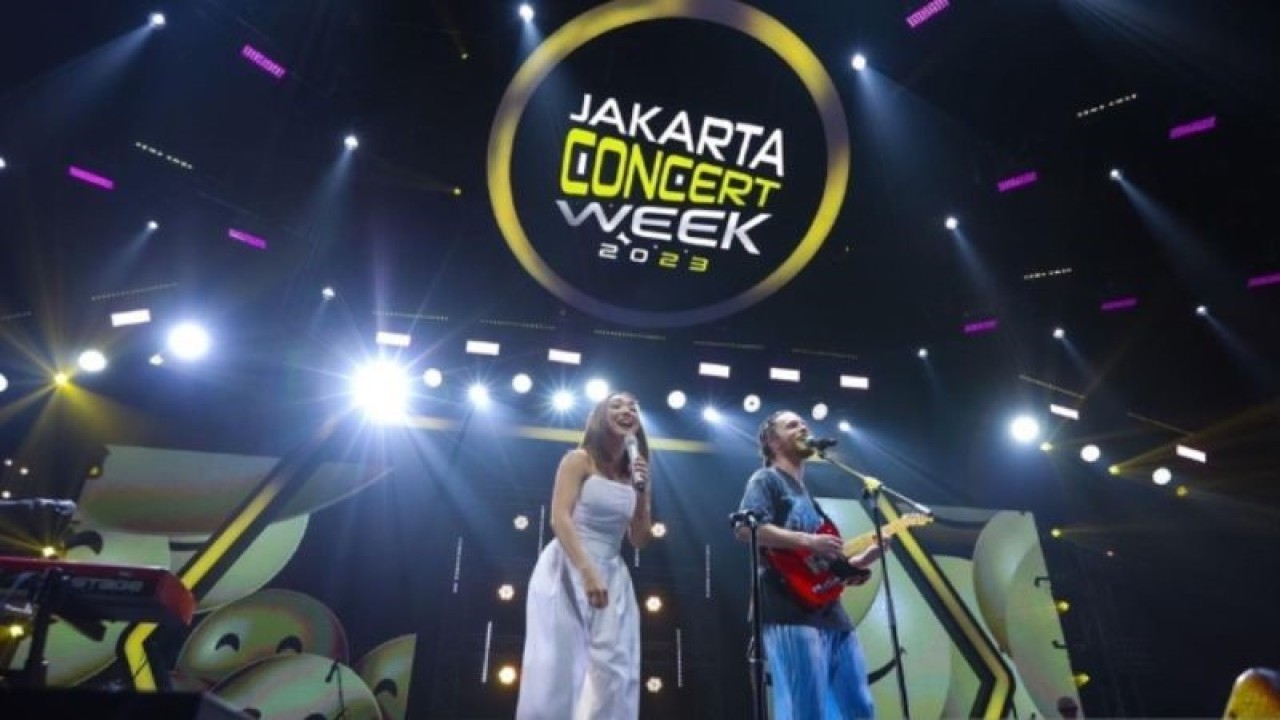 Penyanyi pop jazz asal Amerika Johnny Stimson tampil di Jakarta Concert Week 2023 (JCW) di Plenary Hall Jakarta Convention Center, Sabtu (18/03/2023) (ANTARA/Ho)