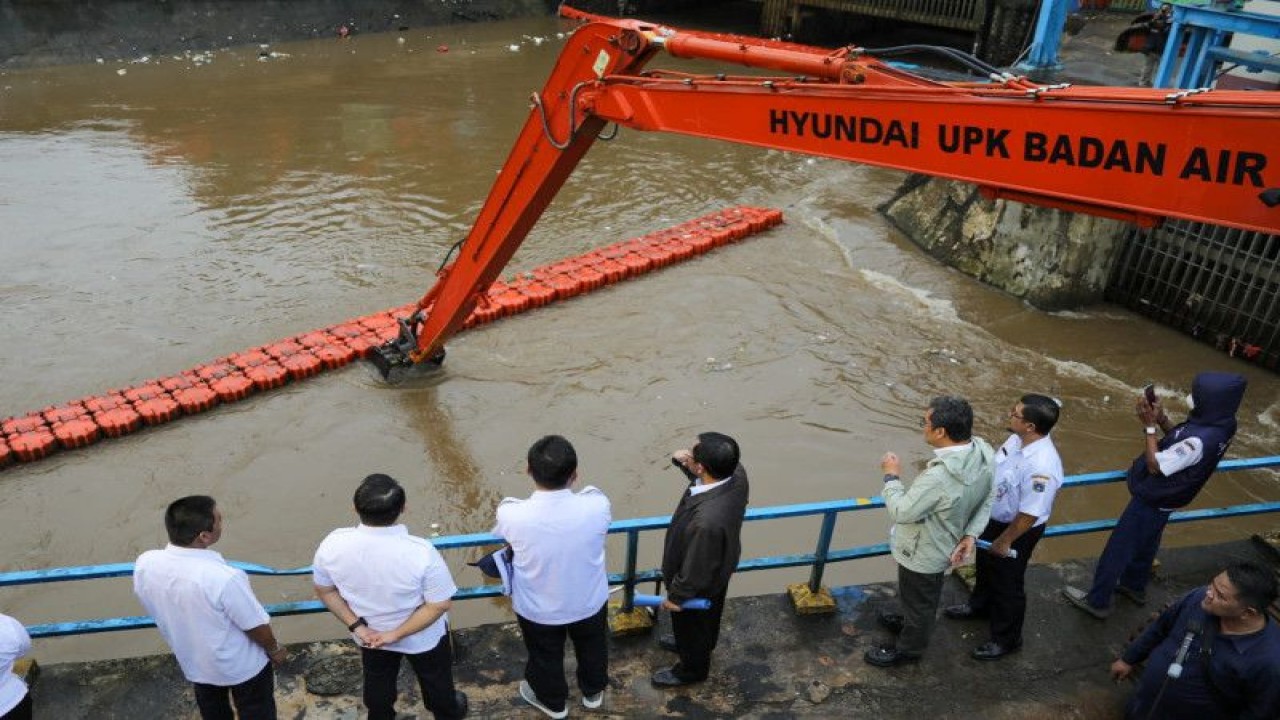 Sekretaris Daerah (Sekda) DKI Jakarta Joko Agus Setyono bersama jajaran Pemprov DKI Jakarta meninjau Pintu Air Manggarai, Jakarta Pusat, pada hari Rabu (1/3/2023). ANTARA/HO Pemprov DKI Jakarta