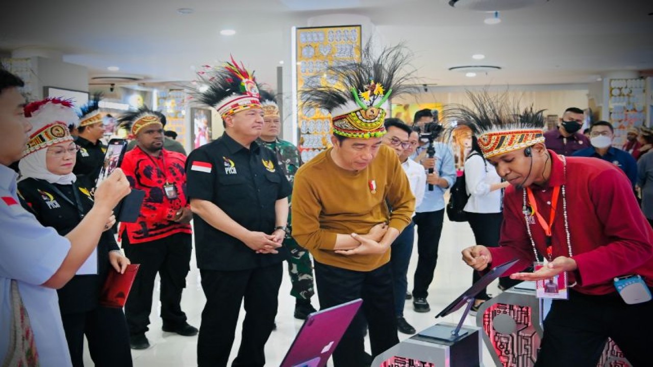 Presiden RI Joko Widodo di sela peresmian Papua Youth Creative Hub (PYCH) di Kota Jayapura, Selasa (21/3/2023). ANTARA/HO-Containder