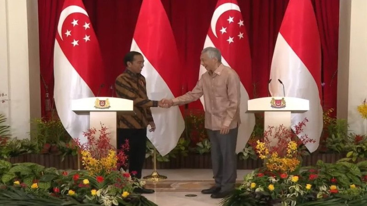 Tangkapan layar - Presiden RI Joko Widodo (kiri) dan Perdana Menteri Singapura Lee Hsien Loong berjabat tangan seusai menyampaikan konferensi pers bersama selepas Retret Pemimpin Indonesia-Singapura 2023 di Singapura, Kamis (16/3/2023). (ANTARA/Gilang Galiartha)