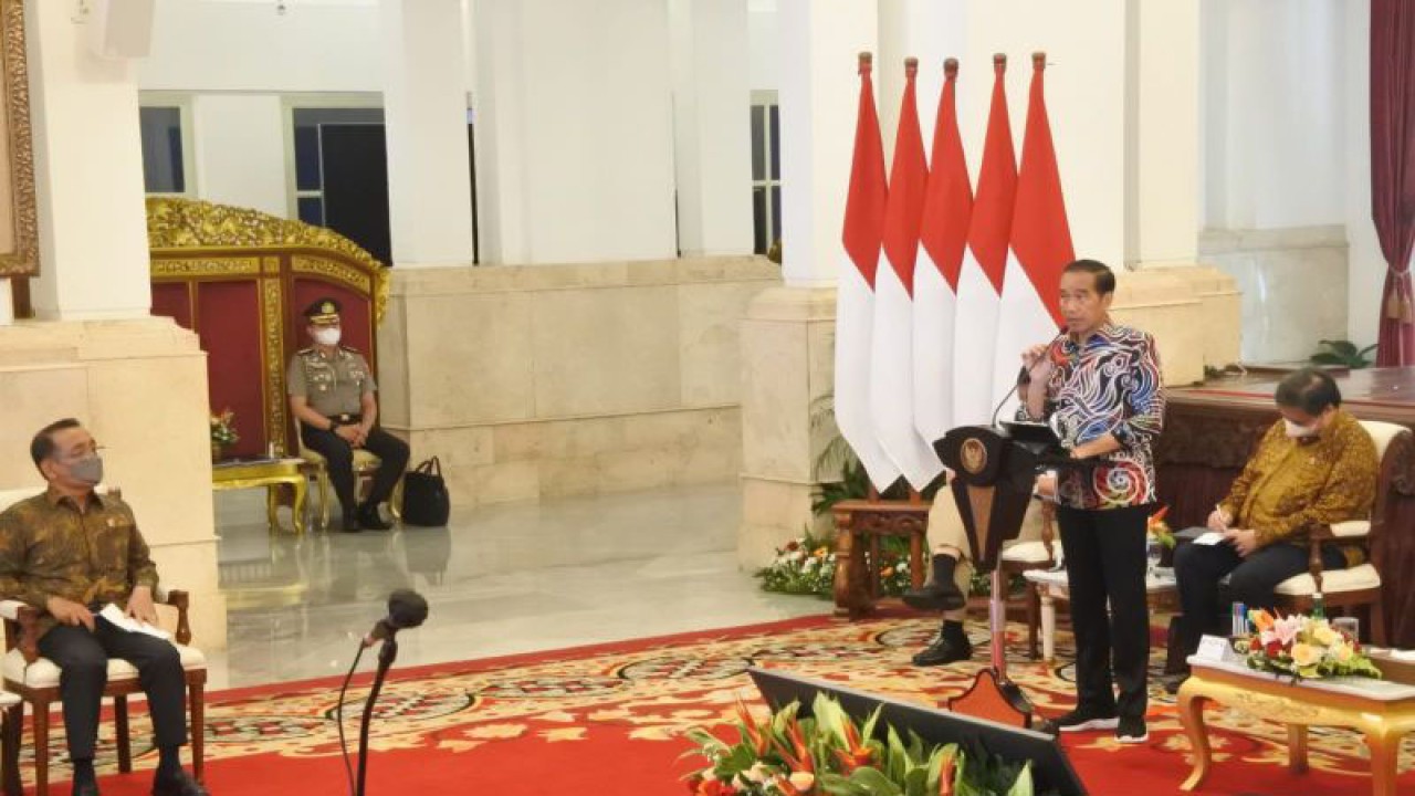 Presiden Joko Widodo memberikan pengantar pada Sidang Kabinet Paripurna di Istana Negara, Jakarta, Kamis (2/3/2023). ANTARA/Indra Arief Pribadi