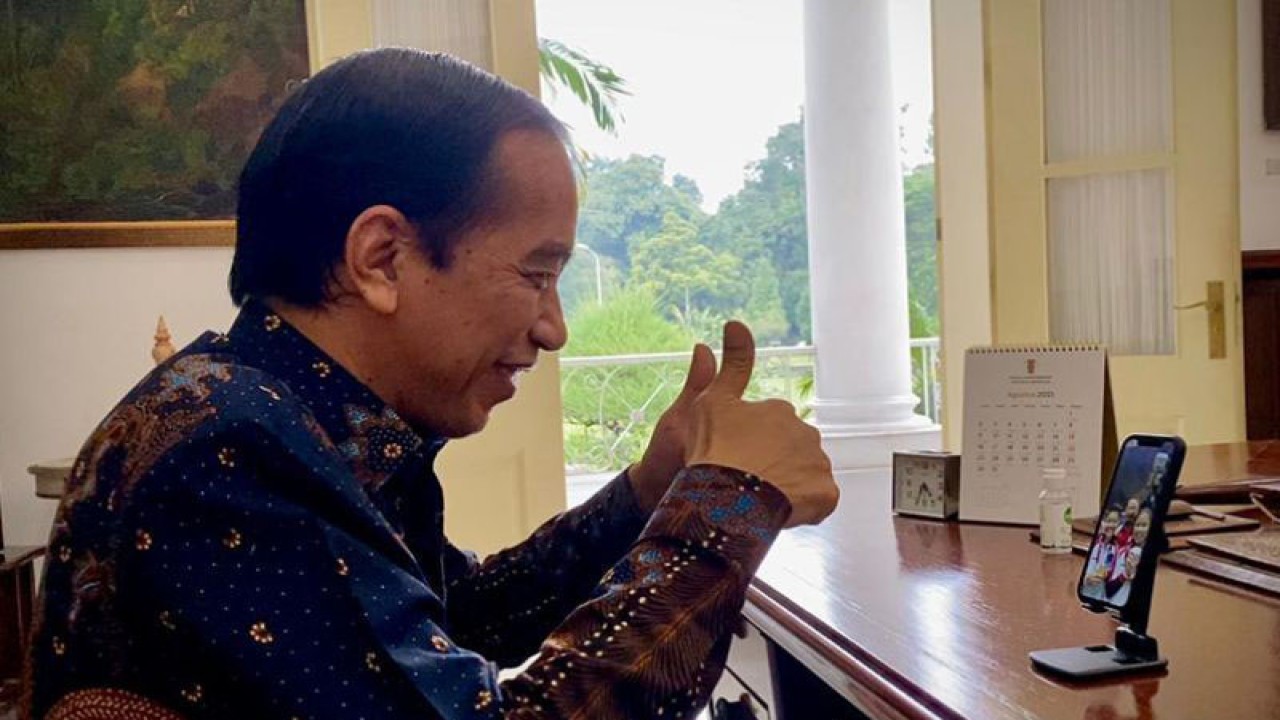 Arsip - Presiden Joko Widodo mengacungkan dua jari jempolnya saat melakukan panggilan video dengan Greysia Polii dan Apriyani Rahayu, setelah pasangan ganda putri bulu tangkis Indonesia tersebut meraih medali emas di perhelatan olahraga akbar Olimpiade Tokyo 2020 dari Istana Kepresidenan Bogor, Jawa Barat, pada Senin (2/8/2021). ANTARA/HO-Biro Pers Setpres/aa. (Handout Biro Pers Sekretariat Presiden)