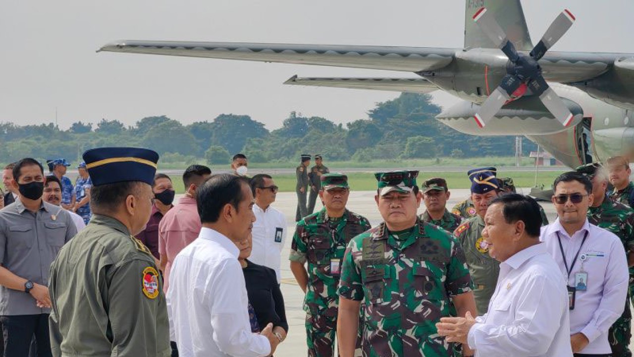 Menteri Pertahanan Prabowo Subianto (kanan) berbincang dengan Presiden RI Joko Widodo (kedua kiri) selepas prosesi serah terima pesawat TNI Angkatan Udara (AU) C-130J-30 Super Hercules A-1339 di Pangkalan TNI AU (Lanud) Halim Perdanakusuma, Jakarta, Rabu (7/3/2023). (ANTARA/Gilang Galiartha)