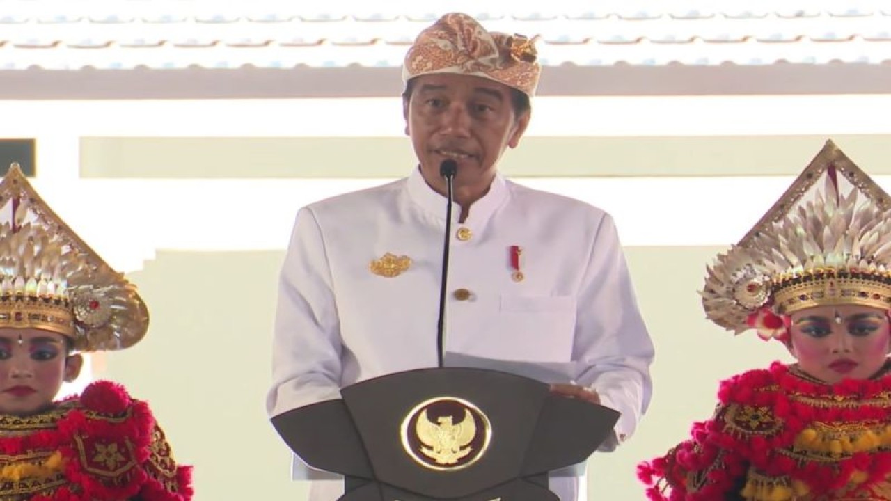 Tangkapan layar - Presiden RI Joko Widodo menyampaikan sambutan saat meresmikan penataan kawasan suci Pura Agung Besakih di Kabupaten Karangasem, Bali, Senin (13/3/2023). ANTARA/Gilang Galiartha
