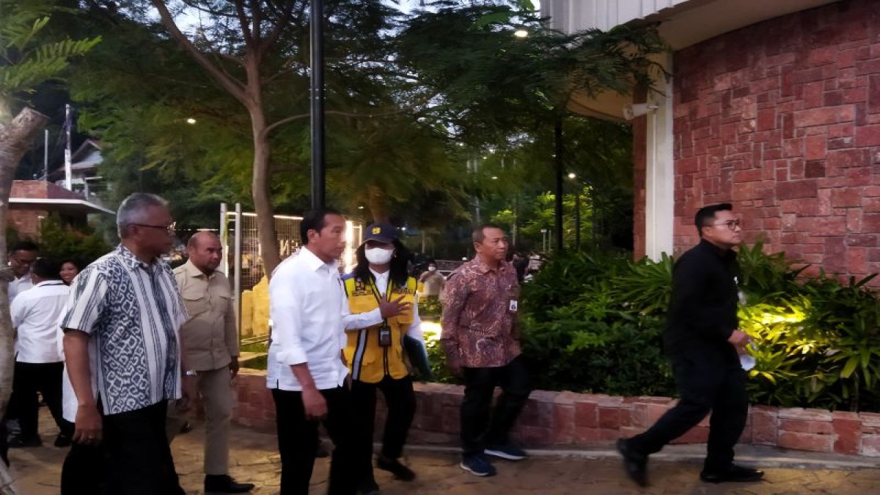 Presiden RI Joko Widodo tiba di Puncak Waringin dalam kunjungan kerja ke Labuan Bajo, Manggarai Barat, NTT, Senin (13/3/2023). (ANTARA/Fransiska Mariana Nuka)
