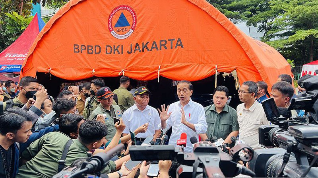 Presiden Joko Widodo meninjau langsung posko pengungsian korban kebakaran Terminal Bahan Bakar Minyak (TBBM) Pertamina Plumpang yang ada di Ruang Publik Terpadu Ramah Anak (RPTRA) Rasela, Rawa Badak Selatan, Jakarta, pada Minggu, (5/3/2023). ANTARA/HO-Sekretaris Presiden-Laily Rachev/pri (ANTARA/HO-Sekretaris Presiden-Laily Rachev)