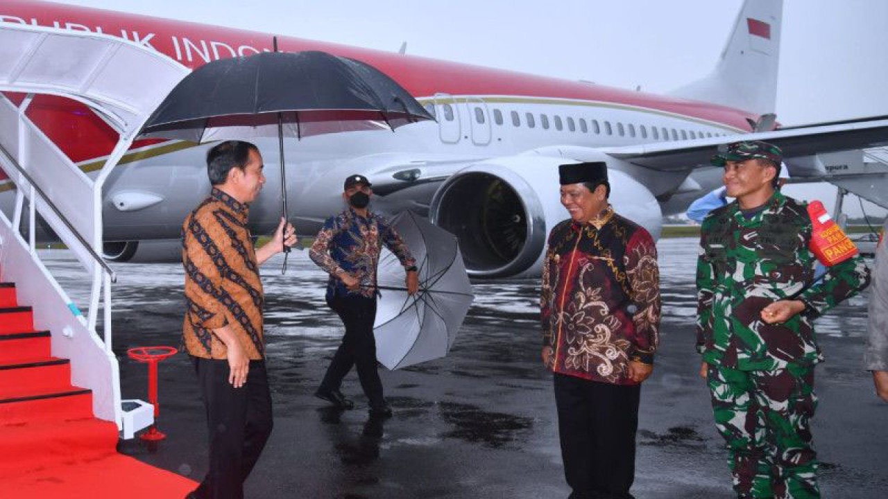 Presiden Joko Widodo tiba di Bandara Internasional Syamsudin Noor, Kota Banjarbaru, Provinsi Kalimantan Selatan, Kamis (16/3/2023) seusai melakukan kunjungan kerja dari Singapura. ANTARA/HO-Rusman/Biro Pers Sekretariat Presiden)