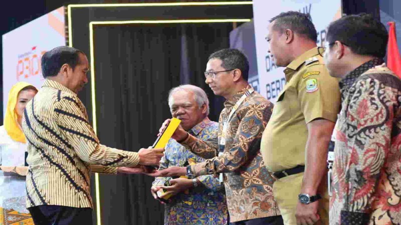 Presiden Joko Widodo menyerahkan piala penghargaan Pengguna Produk Dalam Negeri Terbaik 2022 dari Kementerian Perindustrian kepada Pj Gubernur DKI Jakarta Heru Budi Hartono di Istora Senayan, Jakarta Pusat pada Rabu (15/3/2023). ANTARA/HO-PPID Jakarta