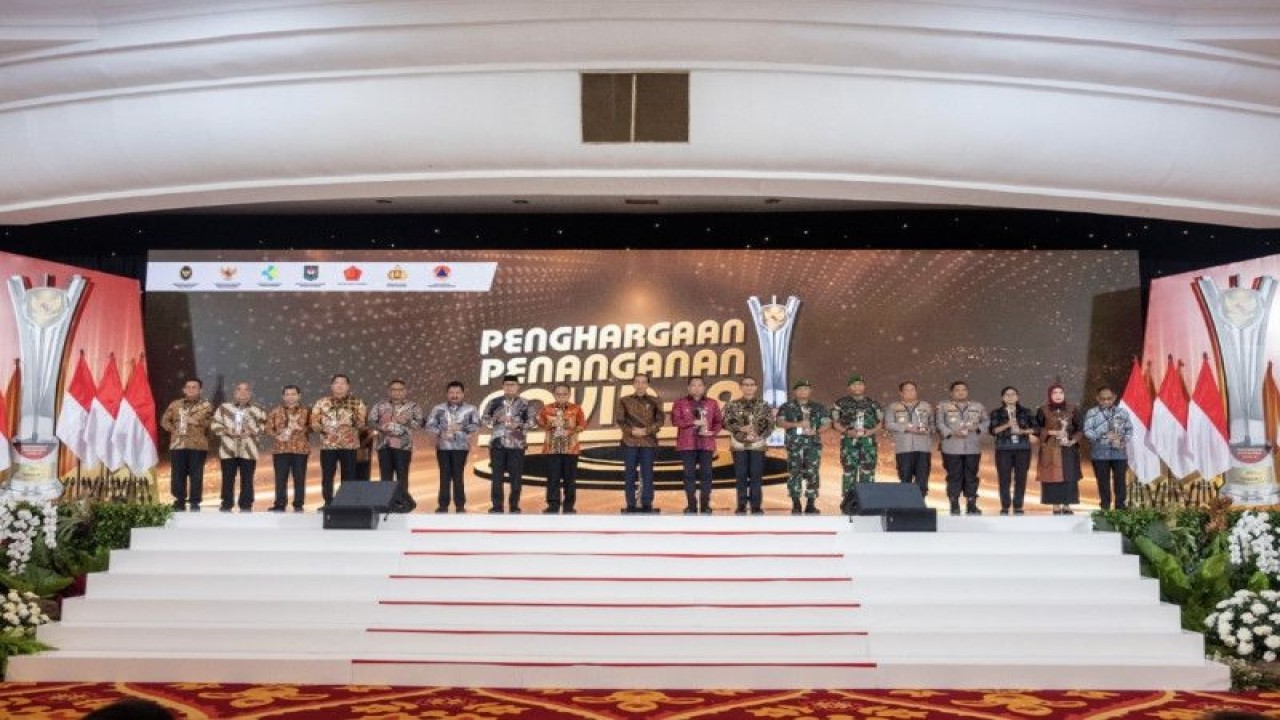 Presiden RI Joko Widodo (tengah) berpose usai menyerahkan Penghargaan Penanganan Pandemi COVID-19 kepada sejumlah pihak terkait yang telah berkontribusi. Penghargaan diserahkan Presiden di Gedung Kementerian Keuangan RI, Senin (20/3/2023). (ANTARA/HO-Kemenkes).