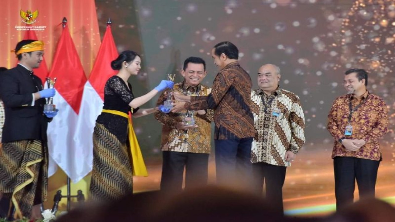 Gubernur Kepri Ansar Ahmad menerima penghargaan penanganan COVID-19 dari Presiden Joko Widodo di Gedung Dhanapala, Kementerian Keuangan, Jakarta, Senin (20/3/2023).  (FOTO ANTARA/HO-Humas Pemprov Kepri)