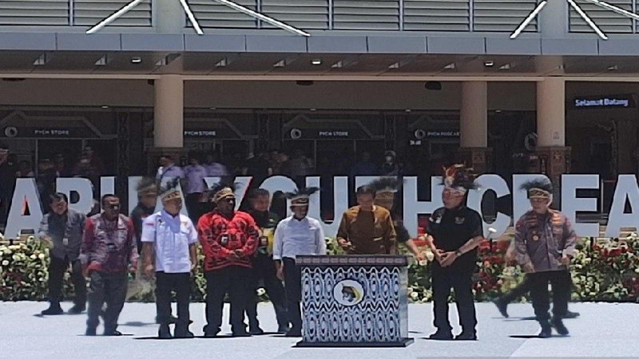 Presiden Joko Widodo menandatangani prasasti peresmian gedung Papua Youth Creative Hub (PYCH) di Jayapura, Selasa (21/3/2023). (ANTARA/Evarukdijati)