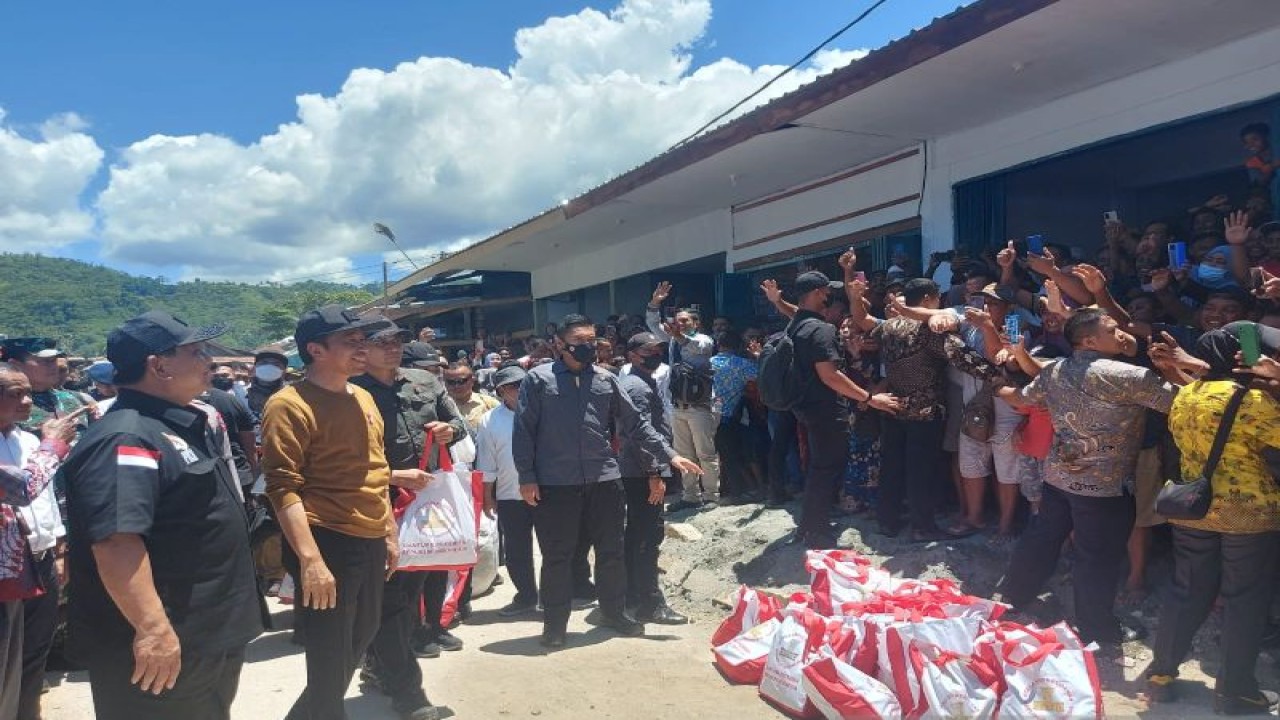 Presiden Joko Widodo mengunjungi Pasar Regional Youtefa di Kota Jayapura, Papua, Selasa (21/3/2023). (ANTARA/Qadri Pratiwi)