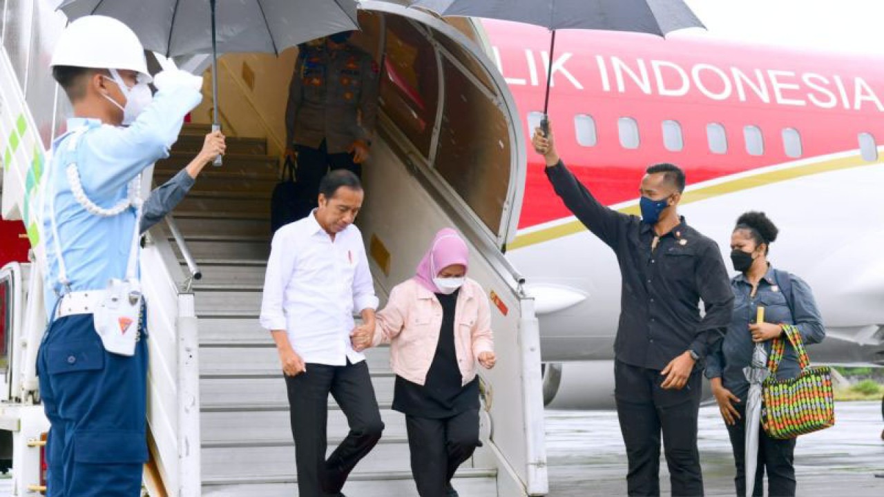 Presiden RI Joko Widodo (Jokowi) tiba di Pangkalan TNI AU Sultan Hasanuddin, Kabupaten Maros, Sulawesi Selatan, Rabu (29/3/23), untuk melakukan kunjungan kerja yang di antaranya meresmikan pengoperasian Jalur Kereta Api Lintas Makassar-Parepare. (ANTARA/HO-Biro Pers Sekretariat Presiden/Muchlis Jr)