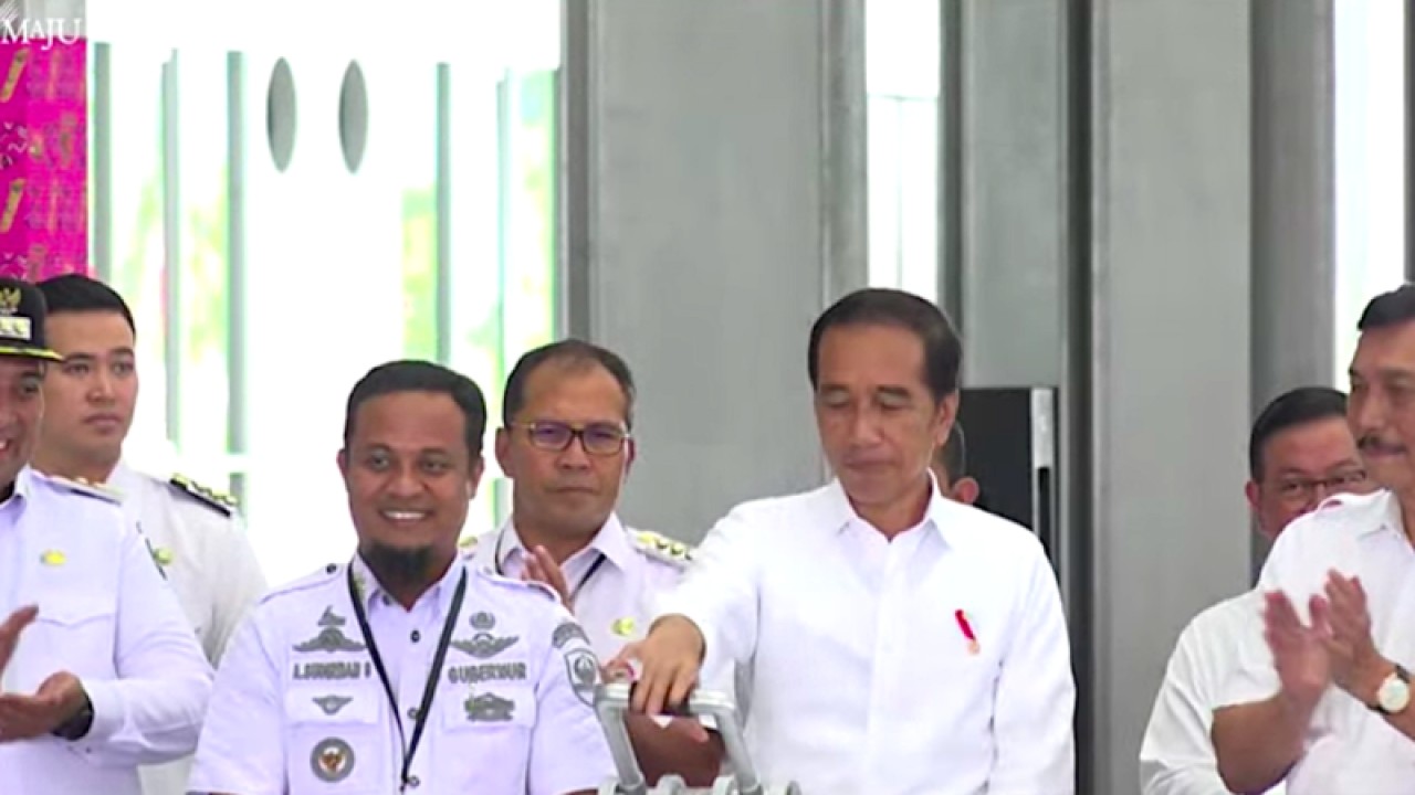 Tangkap layar - Presiden Jokowi saat meresmikan Jalur Kereta Api Makassar-Parepare antar Maros-Barru dan Depo Kereta Api Maros di Kabupaten Maros, Sulawesi Selatan (Sulsel), Rabu (29/3/2023). (ANTARA/Indra Arief)