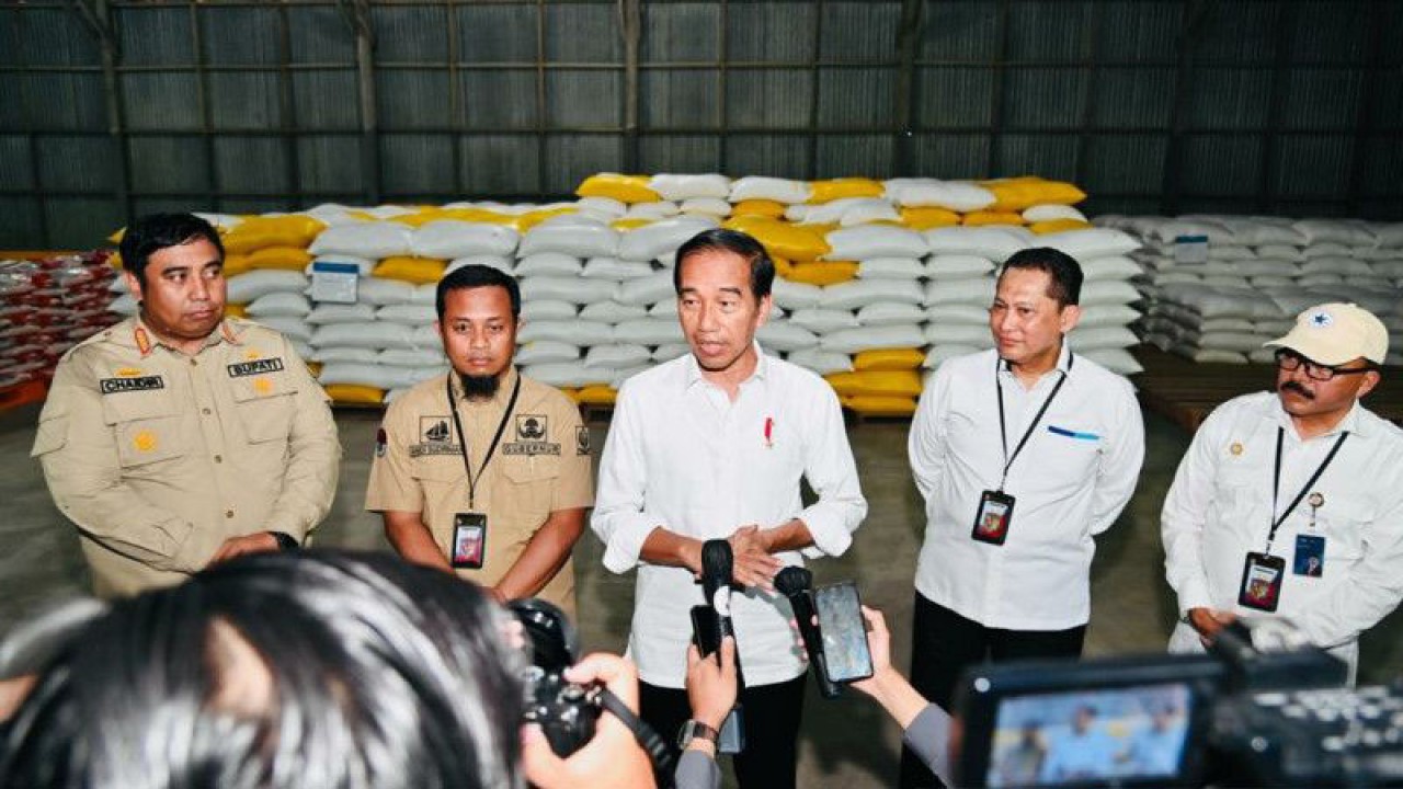 Presiden Joko Widodo (Jokowi) memberikan keterangan usai meninjau ketersediaan stok beras di Gudang Bulog Batangase, Maros, Sulawesi Selatan, Kamis (30/3/2023). (ANTARA/HO-Biro Pers Sekretariat Presiden/Laily Rachev)