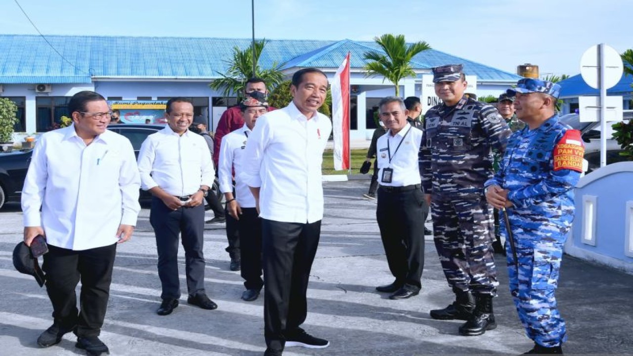 Presiden RI Joko Widodo bertolak menuju Kabupaten Malinau, Kalimantan Utara, Rabu (1/3/2023) untuk meletakkan batu pertama pembangunan proyek strategis nasional PLTA Mentarang Induk PT Kayan Hydropower Nusantara, Malinau, Kalimantan Utara, Rabu (1/3/2023). (ANTARA/HO-Biro Pers Sekretariat Presiden/Rusman)