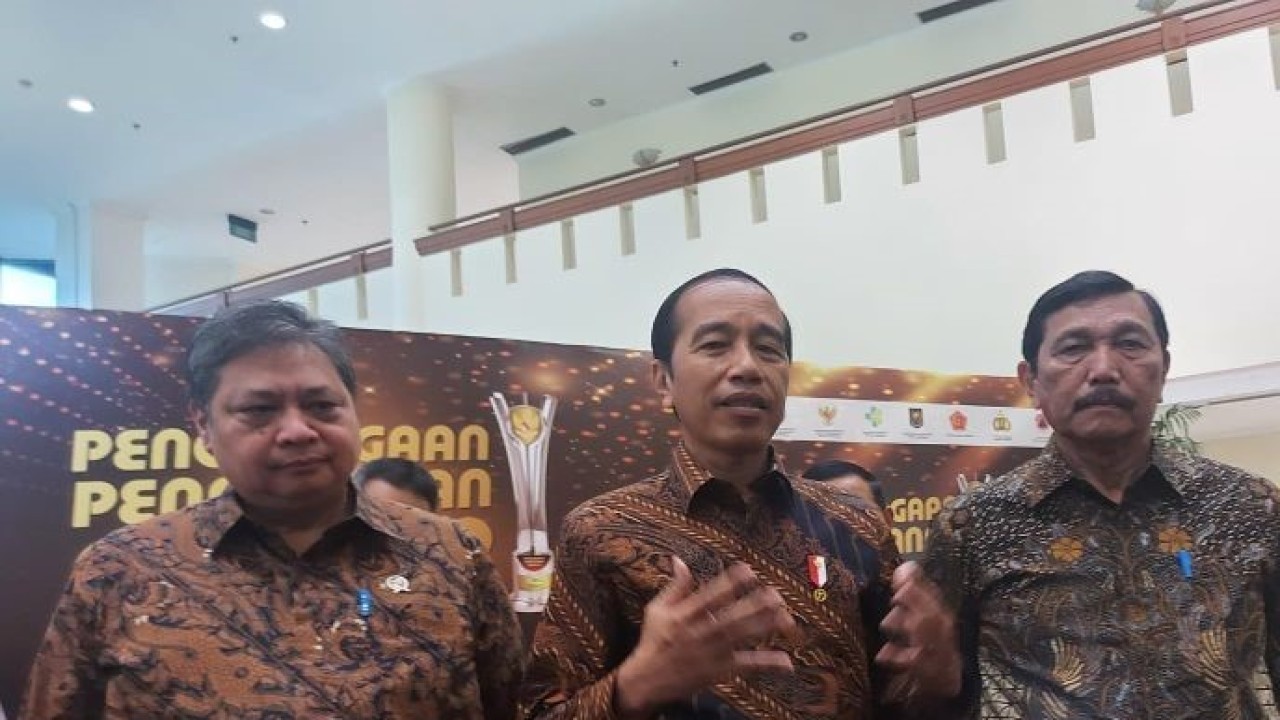Presiden Joko Widodo saat ditemui usai menghadiri Penghargaan Penanganan COVID-19 di Gedung Dhanapala Jakarta, Senin (20/3/2023) ANTARA/Mentari Dwi Gayati