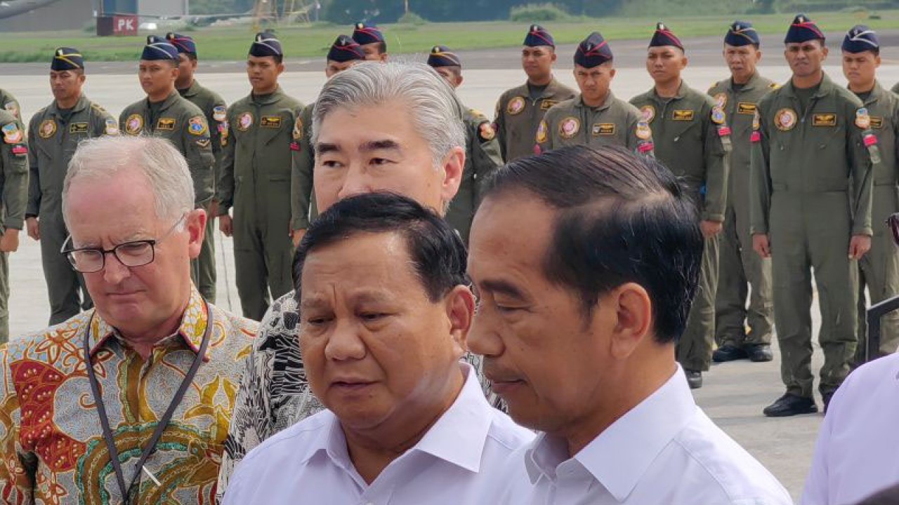 Menteri Pertahanan Prabowo Subianto (tengah) mendampingi Presiden RI Joko Widodo memberi keterangan kepada awak media selepas prosesi serah terima pesawat TNI AU C-130J-30 Super Hercules A-1339 di Pangkalan TNI AU (Lanud) Halim Perdanakusuma, Jakarta, Rabu (8/3/2023). (ANTARA/Gilang Galiartha)