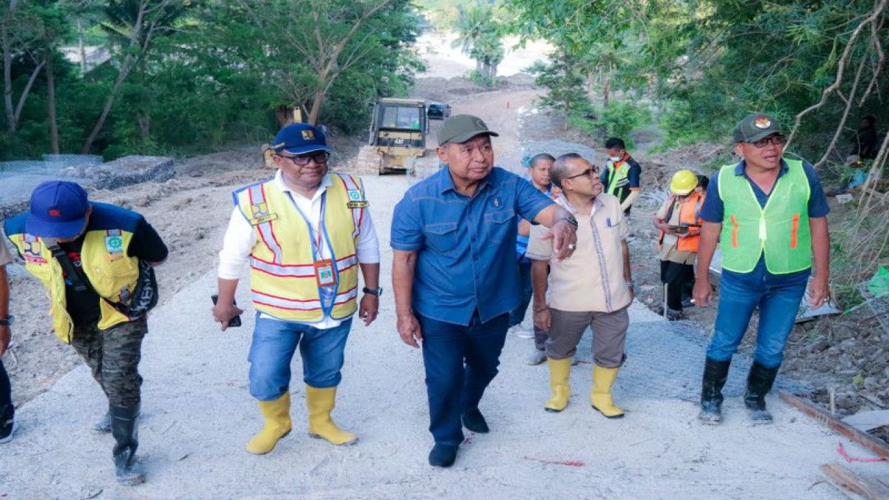 Wakil Gubernur Provinsi Nusa Tenggara Timur Josef A Nae Soi (ketiga dari kiri) saat memantau kegiatan pembangunan jalan alternatif di lokasi longsor di Kecamatan Takari Kabupaten Kupang, Sabtu. (ANTARA/HO-Biro Administrasi Pimpinan Setda Provinsi NTT)
