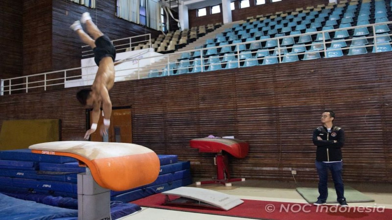 Chief de Mission (CdM) kontingen Indonesia untuk SEA Games 2023 di Kamboja, Lexyndo Hakim, saat mengunjungi pelatnas senam di GOR Senam Radin Inten, Jakarta Timur, Kamis (30/3/2023). (ANTARA/HO-Kemenpora RI)