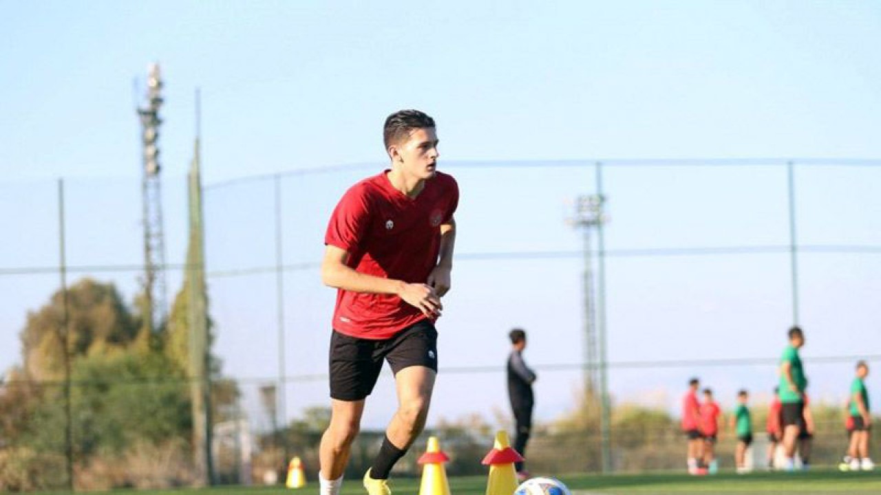 Calon pemain naturalisasi Justin Hubner berlatih bersama tim nasional U-20 Indonesia di Turki, Kamis (10/11/2022). ANTARA/HO-PSSI/am.