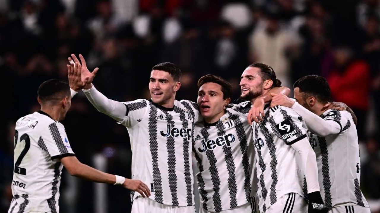 Arsip - Para pemain Juventus merayakan gol yang diciptakan gelandang Adrien Rabiot (kedua dari kanan) saat laga Serie A kontra Fiorentina di Juventus stadium, Turin, pada 12 Februari 2023 (Photo by Marco BERTORELLO / AFP) (AFP/MARCO BERTORELLO)