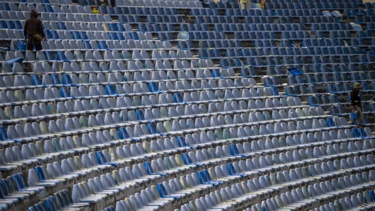 Pekerja melakukan perbaikan tribun penonton saat renovasi Stadion Si Jalak Harupat di Soreang, Kabupaten Bandung, Jawa Barat, Sabtu (11/3/2023). ANTARA FOTO/M Agung Rajasa/nym.