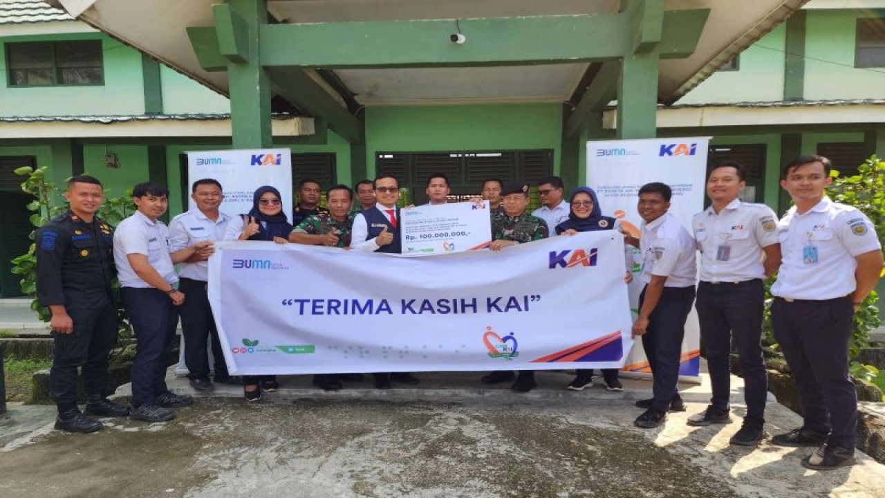 PT Kereta Api Indonesia (Persero) menyalurkan sembako dan obat-obatan kepada korban banjir di Kabupaten Lahat, Sumatera Selatan, Selasa (21/3/2023).  (ANTARA/HO-PT KAI)