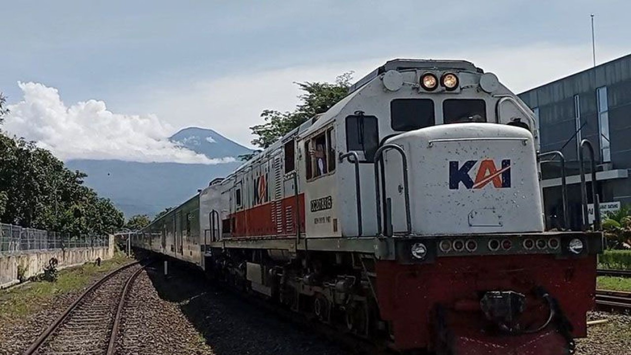Ilustrasi - KA 260A Kutojaya Utara relasi Pasarsenen-Kutoarjo memasuki Stasiun Purwokerto, Selasa (21/3/2023). ANTARA/Sumarwoto