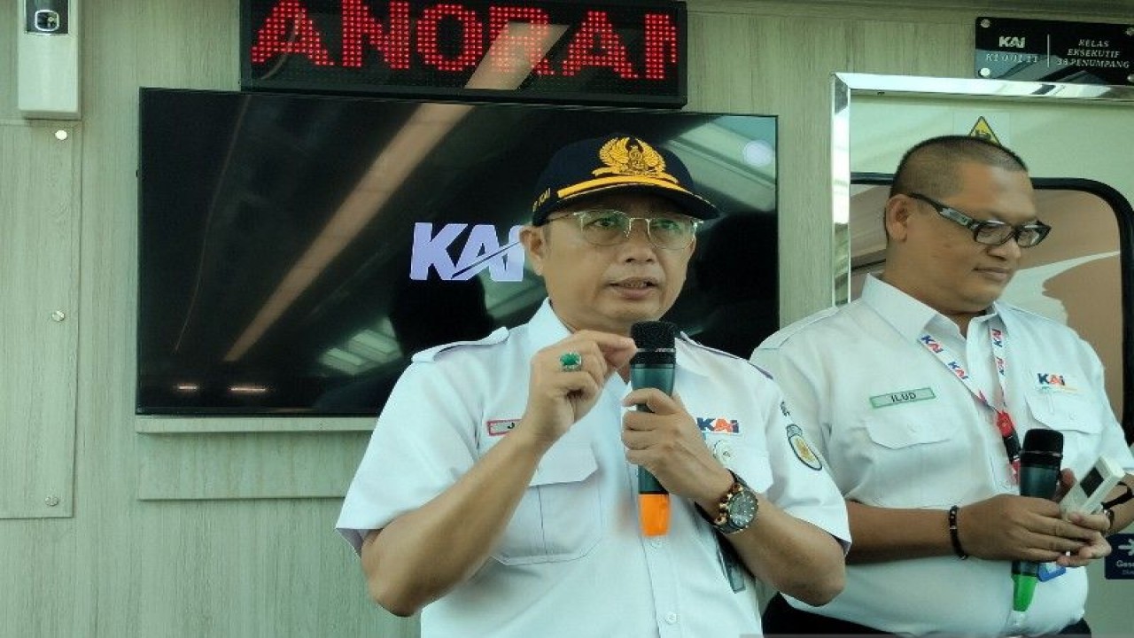 VP Public Relations PT KAI Joni Martinus dalam konferensi pers, di Jakarta, Senin (6/3/2023). ANTARA/Aji Cakti.